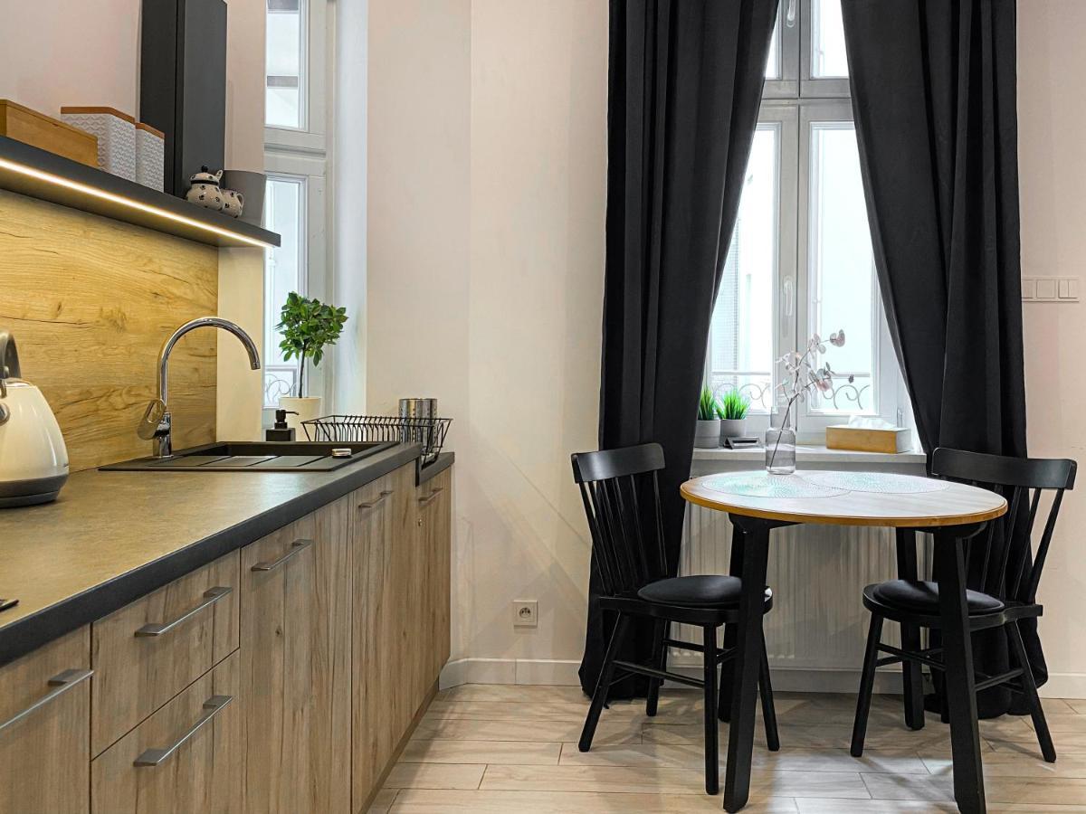 Beautiful Studio For Couples With Air Conditioning - Old Town & Main Station Krakau Buitenkant foto